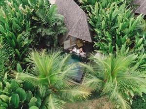 乌布Lasamana Villas Ubud by Pramana Villas的棕榈树度假村的空中景致