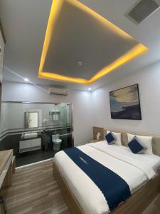 迪石Dong Hai Hotel _ Rach Gia的一间卧室配有一张大床和一张书桌
