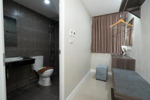 合艾We Resident Hotel的一间带卫生间和水槽的浴室