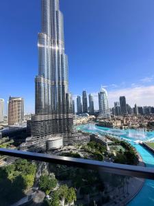 迪拜Luxury 3-bedroom apartment with a stunning view of the Burj Khalifa and the Fountain的享有城市天际线美景,高耸的摩天大楼