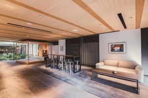 京都KABIN Taka的带沙发和酒吧的客厅