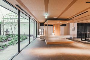 京都KABIN Taka的大型客房设有大窗户和木制浴缸。