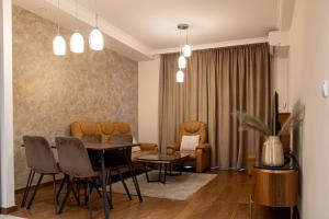 贝尔格莱德Belgrade Waterfront - River Residence的客厅配有桌椅