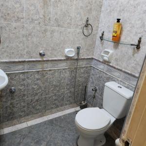Kota BharuKB Homestay - Free WIFI的一间带卫生间和水槽的浴室