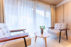 箱根Stagione Hakone Yumoto Villa スタジオーネ箱根湯本VILLA的客厅配有沙发、椅子和桌子