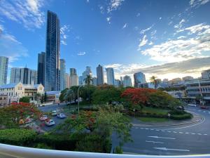 布里斯班City/Valley Resort Apartment的享有街道和建筑的城市美景