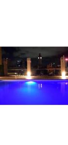 布宜诺斯艾利斯Paseo De La Cisterna UF 320的享有游泳池的夜间景致