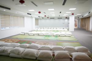 Cao PhongMEDDOM Park的一间设有白色椅子的大房间,房间