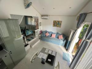 安塞罗亚莱Royal Bay Apartment的享有带蓝色沙发的客厅的顶部景色。