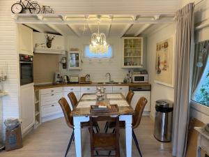 聚滕达尔Chalet Sint Barbara的厨房配有桌椅和吊灯。