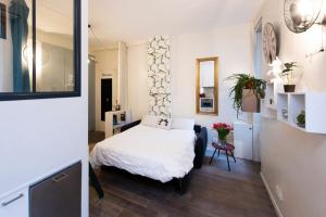 巴黎My Nest Inn Paris Quartier Latin - 27m2 - Rénové的一间小卧室,配有一张床和镜子