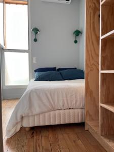 塞尼奥斯Ocean Lodge_plage Bourdaines的卧室配有带蓝色枕头的大型白色床