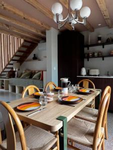 塞尼奥斯Ocean Lodge_plage Bourdaines的一间带木桌和椅子的用餐室