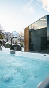 瓦兹Best Western Hotel am Walserberg的雪中房子里的游泳池