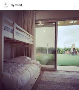 Al RahbaMy Resort的一间卧室设有一张双层床和大窗户。