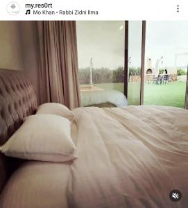 Al RahbaMy Resort的一间卧室设有一张大床和大窗户