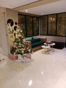 卡萨布兰卡Yto boutique Hotel的客厅中间的圣诞树