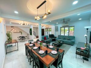 蕉赖Luxury Homestay, MahkotaCheras, Gaming, Gathering的客厅配有桌子和沙发