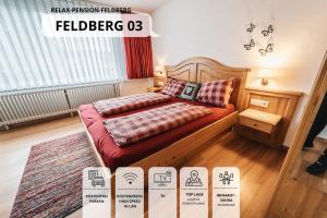 费尔德伯格Relax Pension Feldberg的一张海报,一张卧室的一张床铺
