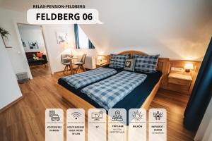 费尔德伯格Relax Pension Feldberg的卧室配有一张床和一张桌子