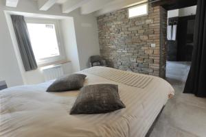 佐卡Borgo Stanzano的一间卧室配有一张大床和两个枕头
