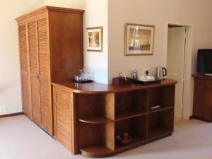 瓦尔特堡Fountainhill Estate Accommodation的木桌,位于一个橱柜的房间