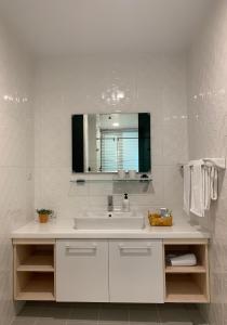 台南珍遇珍寓電梯民宿 June June House的白色的浴室设有水槽和镜子