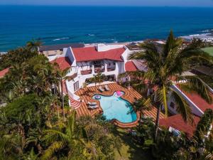 巴利托Lalaria Ocean Villa Suite 4的享有带游泳池的房屋的空中景致