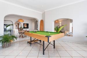 巴利托Lalaria Ocean Villa Suite 4的客厅配有台球桌