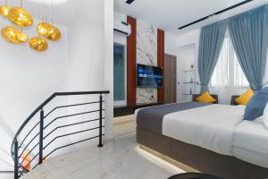 伊凯贾GTA HOTEL IKEJA的一间卧室设有一张大床和一个窗户。
