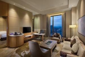 杭州杭州和达希尔顿逸林酒店的酒店客房设有床和客厅。