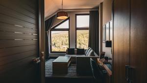 希维拉杜夫-兹德鲁伊碧艾丽喀卡曼药疗Spa酒店的带沙发和窗户的客厅