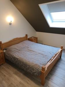 塞罗斯凯尔克de Paardekracht的一间卧室配有一张床和天窗