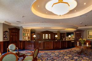 卡洛七橡树酒店的大型客厅配有大吊灯