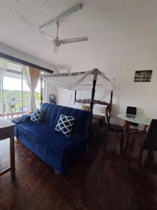 蒙巴萨Coral Luxury homestay nyali-on coral drive的客厅配有蓝色的沙发和桌子