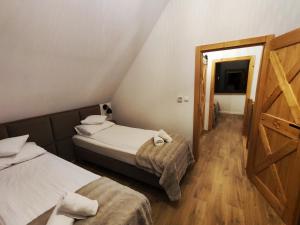 新塔尔格Przystanek Gorce的小房间设有两张床和一扇门