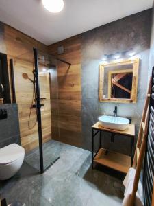 新塔尔格Przystanek Gorce的浴室配有卫生间、盥洗盆和淋浴。