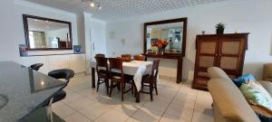 马盖特Santorini, Margate的厨房以及带桌椅的用餐室。