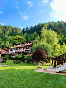 代温Spa Hotel Ismena的一个带长椅和树木的公园的度假胜地