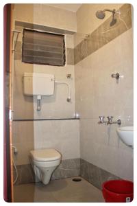 钦奈Paradise Guest House的一间带卫生间和水槽的浴室