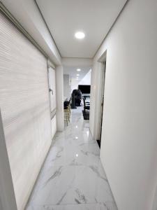 济州市哈尼豪斯度假屋的走廊设有白色墙壁和大理石地板