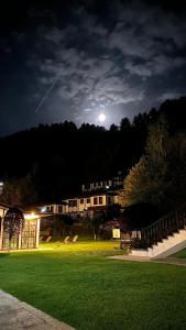 代温Spa Hotel Ismena的夜晚与天空中的月亮相映成一幕