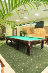 PodgortsyOlympic Sport的绿色客房内的台球桌