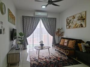 帕帕尔RHR Deluxe GuestHouse Kinarut Papar Sabah - Mountain View的客厅配有沙发和桌子