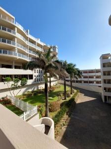 马盖特Santorini, Margate的棕榈树阳台和大楼