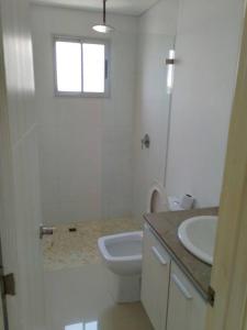卡塔赫纳Lindo apartamento con excelente vista Bahía的白色的浴室设有卫生间和水槽。