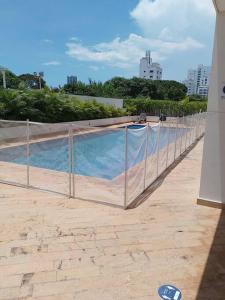 卡塔赫纳Lindo apartamento con excelente vista Bahía的建筑物内游泳池周围的围栏