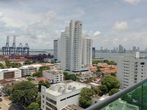 卡塔赫纳Lindo apartamento con excelente vista Bahía的城市空中景观高楼