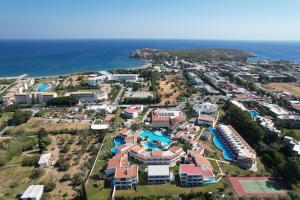 科林比亚莉迪亚马里斯度假酒店的近海度假胜地的空中景致