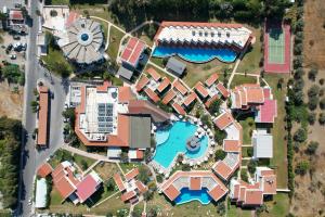 科林比亚莉迪亚马里斯度假酒店的享有带游泳池的别墅的顶部景致